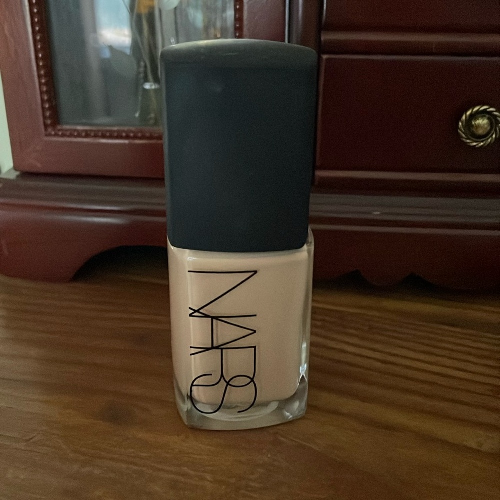 NARS Sheer Glow foundation Deauville